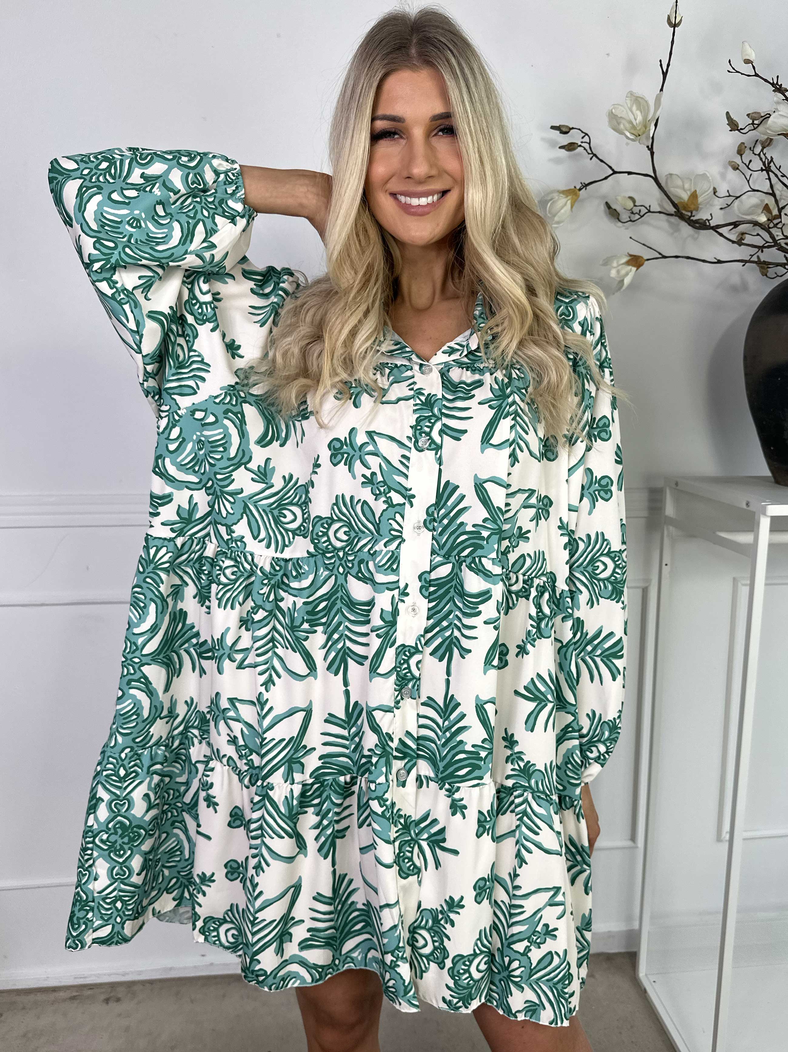 Sophie - Mönstrad skjortklänning i viskosblandning med volangkant